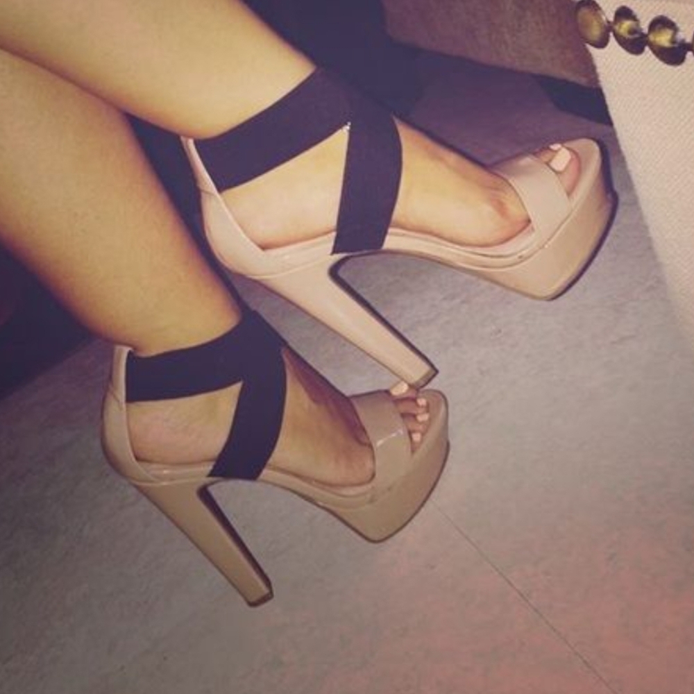 Chic Tan and Black Heels with Minimalist Design